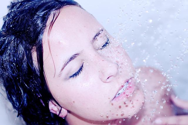 3 Λόγοι Για Τους Οποίους Πρέπει να Σταματήσετε να Πλένετε το Πρόσωπό Σας το Πρωί